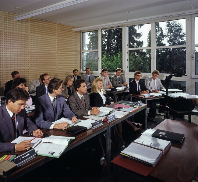 Archivaufnahme eines Klassenzimmers mit Studierenden der SHL | © SHL Schweizerische Hotelfachschule Luzern
