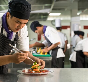 Student of ACAC - Academy of Culinary Art Cambodia in the kitchen | © SHL Schweizerische Hotelfachschule Luzern