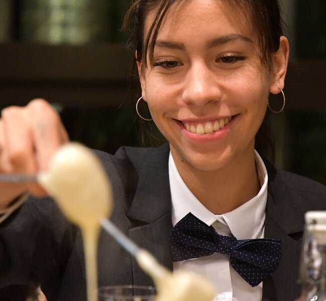 SHL Studentin im Ausbildungsrestaurant der SHL isst Fondue. | © SHL